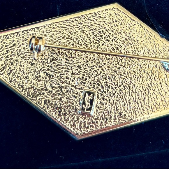 YVES SAINT LAURENT Elegant Geometric Brooch with Crystals - Picture 12 of 13